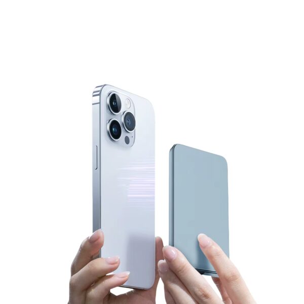 Power bank magnétique F20S couleur bleu collé à un iPhone avec chargeur magnétique